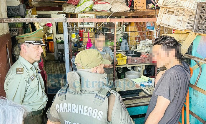 Personal de servicio ingresa al local de calle San Martín con Navarro.