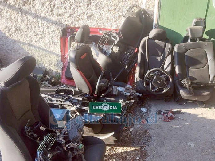 Varios autos estaban en desarme al interior de este domicilio.