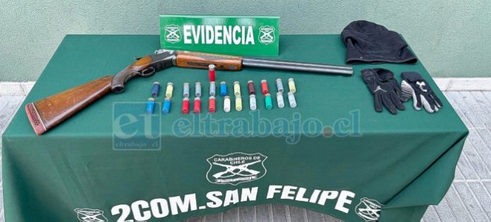 Esta es la escopeta y las municiones encontradas por Carabineros.