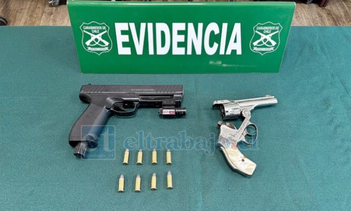Esta es el arma y municiones incautadas tras control vehicular.