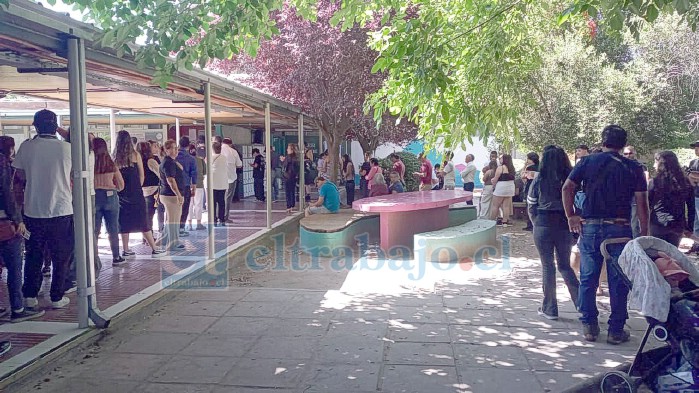 Gran cantidad de votantes en el Liceo Fernando Silva de Catemu.