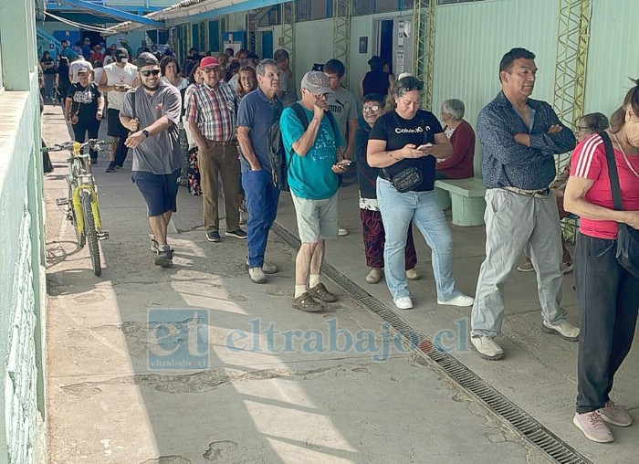 La Escuela 21 de mayo estuvo repleta de votantes.