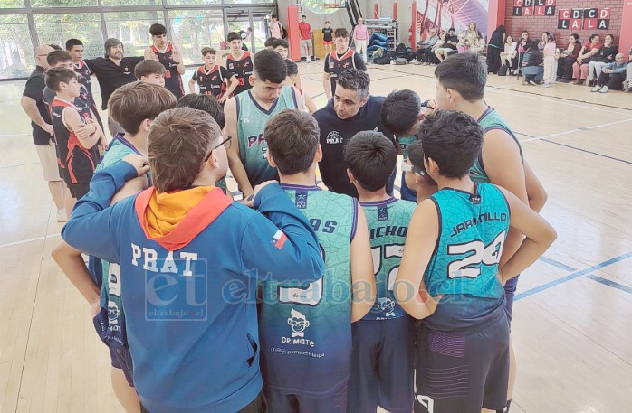 El entrenador Mauricio Peña entrega instrucciones a sus dirigidos.