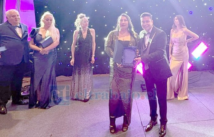 En la imagen, Daniel Morales, reconocido estilista y asesor de imagen, hizo entrega del reconocimiento a la sanfelipeña.