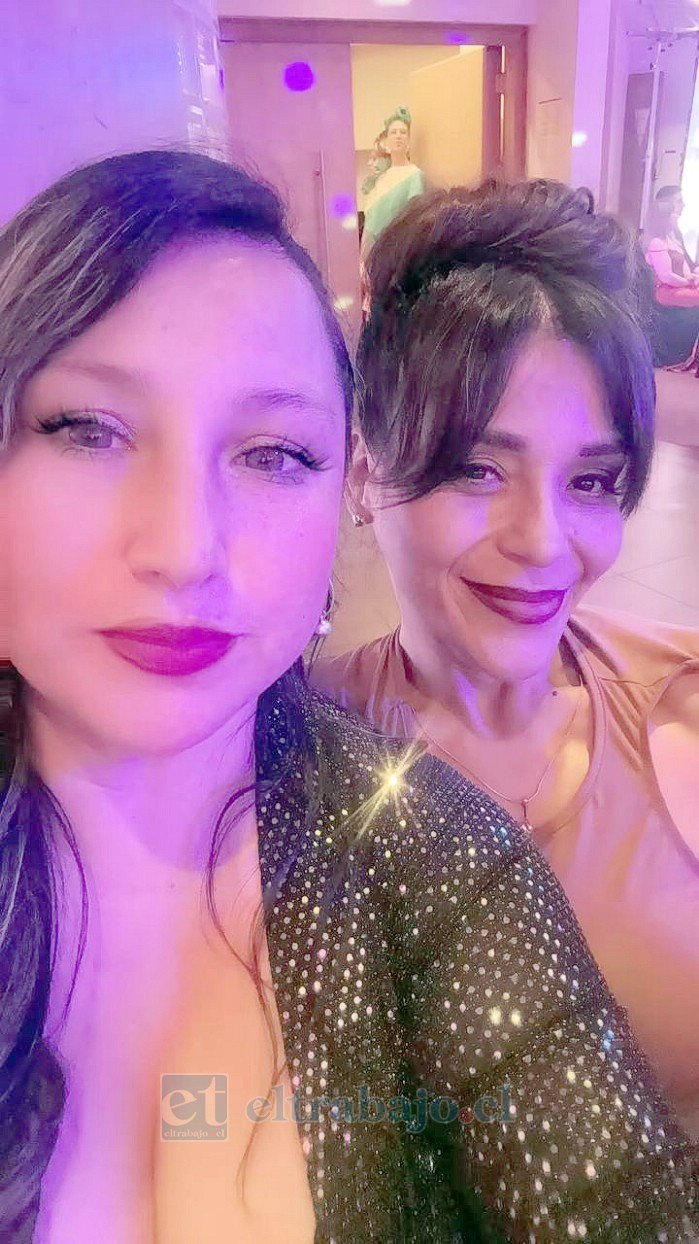 Jessica Rodríguez junto a la cantante Katherine Orella, con quien compartió durante el evento.