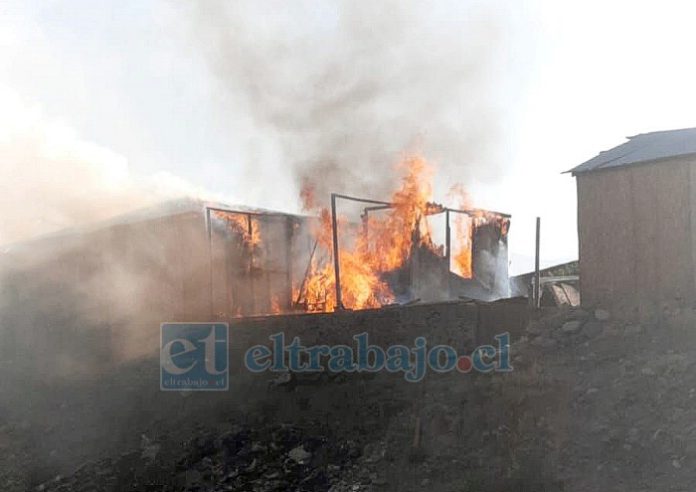 Fuego avanzó rápidamente y consumió por completo la vivienda.