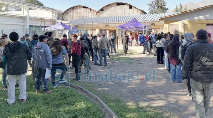 Cientos de personas esperando para entregar su CV (Imagen de archivo).