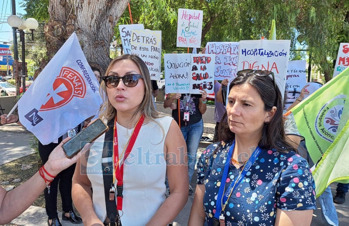 Dirigentes junto a los funcionarios en la movilización. 