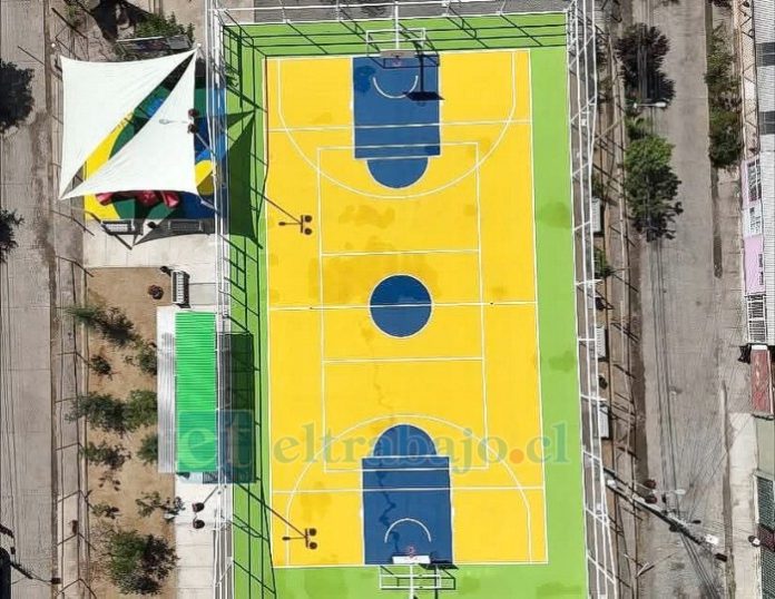 La nueva multicancha está habilitada para distintas disciplinas, como básquetbol, fútbol y vóleibol.