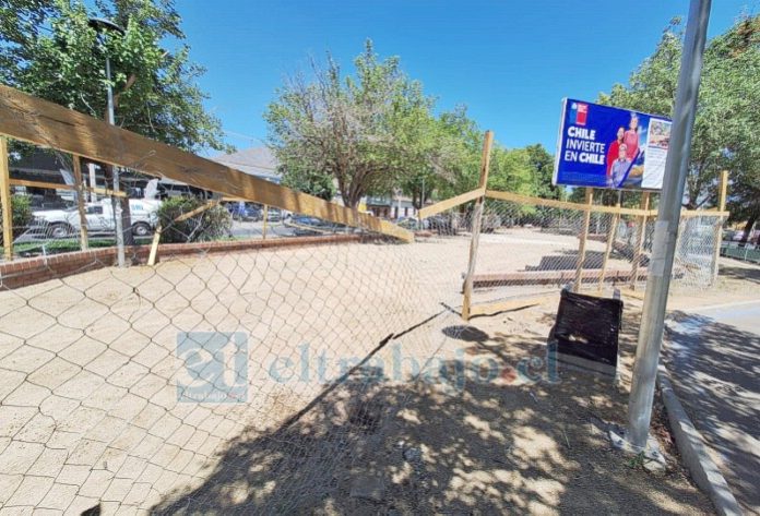 Desconocidos han destruido parte del cierre perimetral.