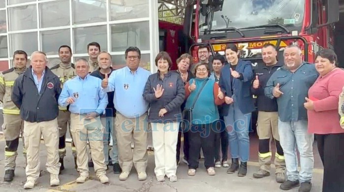 Autoridades y Bomberos presentes en el anuncio del proyecto.