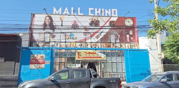 Cuatro delincuentes ingresaron a robar al mall chino.