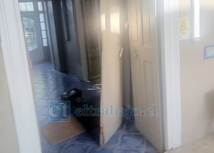 Delincuentes rompieron la puerta principal.