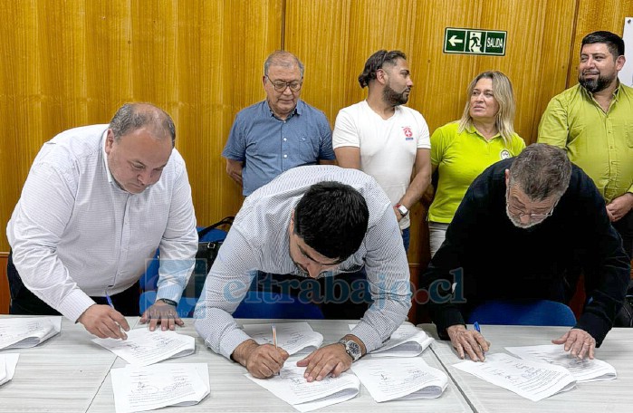 Momento de la firma del acuerdo entre las partes.