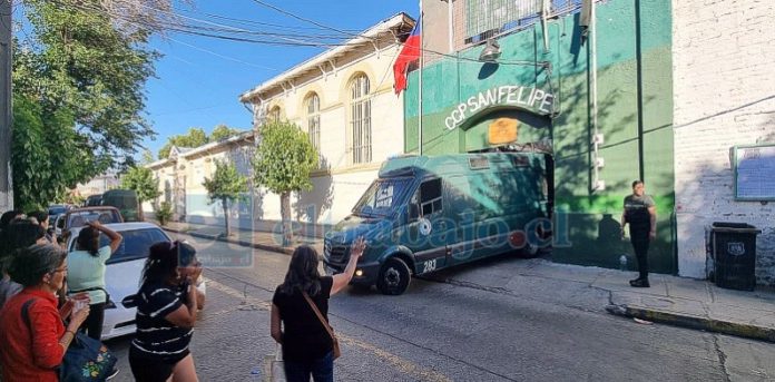 Angustia entre los familiares. Momento en que partía el primer carro con internos para su traslado.