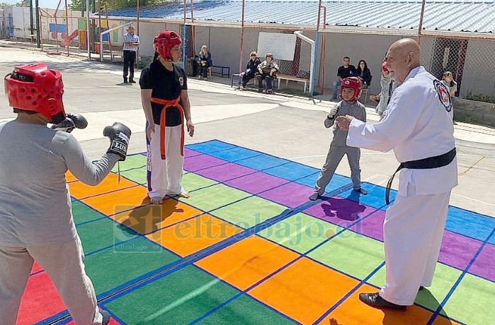 Maestro Víctor Caballero dando instrucciones.