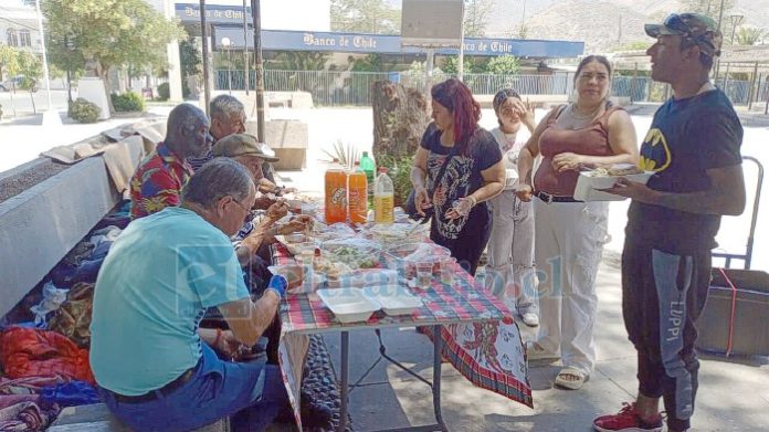 Integrantes de la organización Mariposas del Valle: Transformar y Educar compartieron un almuerzo navideño con adultos mayores en situación de calle en la Plaza Cívica de San Felipe, actividad realizada el 25 de diciembre.