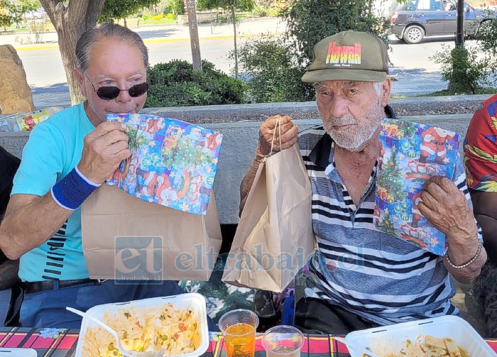 Quince personas en situación de calle, en su mayoría adultos mayores de 60 años, fueron beneficiadas con un almuerzo navideño preparado y entregado por voluntarias de Mariposas del Valle.