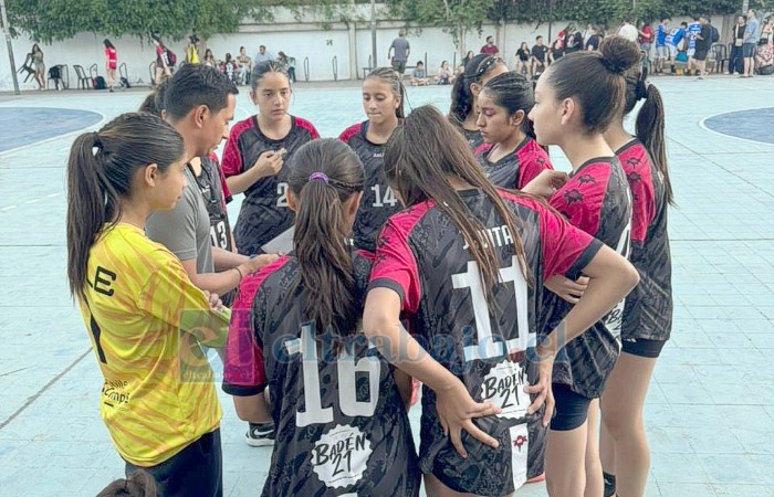 Las jugadoras escuchando las instrucciones.