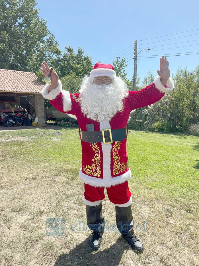 Guillermo Lillo caracterizado como Viejito Pascuero durante el recorrido.
