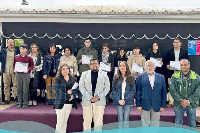 Imagen correspondiente a la premiación del año 2024, instancia en la que el colegio obtuvo el primer y segundo lugar a nivel regional.