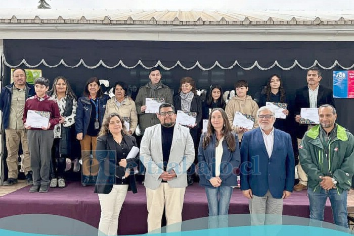 Imagen correspondiente a la premiación del año 2024, instancia en la que el colegio obtuvo el primer y segundo lugar a nivel regional.