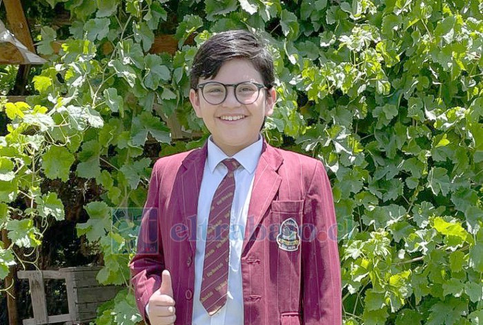 Elías Guajardo Parra, de 5° Básico A, quien se adjudicó el primer lugar con su cuento titulado ‘Porque la lógica tiene el pecho colorado’.