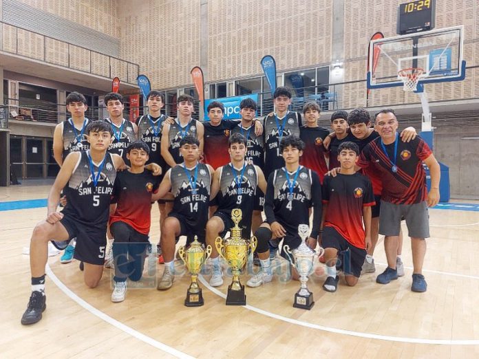 Integrantes de SFB lucen orgullosos los trofeos ganados en la Copa Navidad.