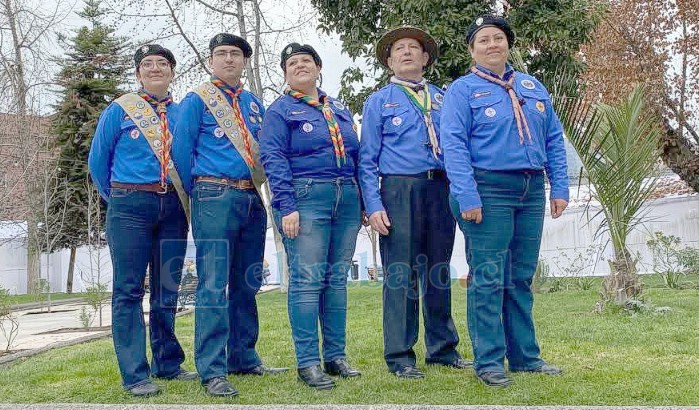 De izquierda a derecha: Ariadna Machuca, comisionada nacional de Comunicaciones; Jared Machuca, subjefe de Tropa; Débora Salinas, secretaria nacional; Scter. I.M.4.M. Manuel Machuca Céspedes, diputado jefe de Campo y presidente de la Corporación Scouts Ashanti Chile; Scter. I.M.4.M. Ariadna Molina Salgado, diputada jefe de Campo y vicepresidenta de la Corporación Scouts Ashanti Chile.