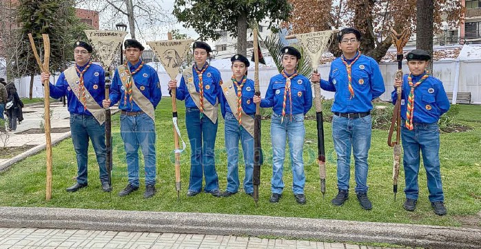 Los integrantes con tótem corresponden a los Guías, mientras que quienes se ubican a su lado son los Subguías.