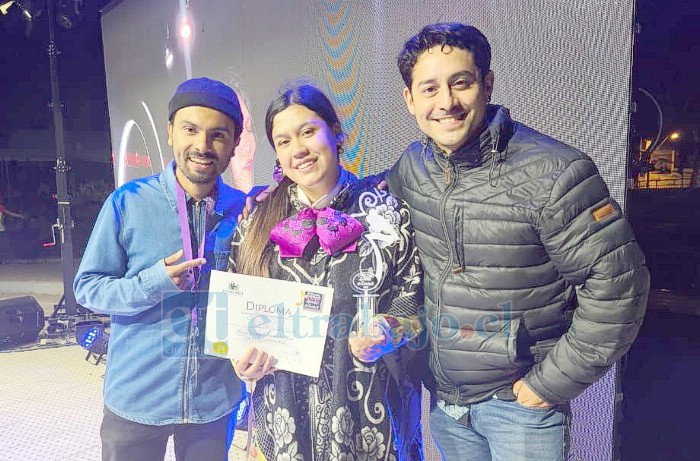 Sofía Cuellar Tapia junto a Felipe Pérez, vocal coach que la acompañó, y Boris González, nieto del reconocido cantante Zalo Reyes.