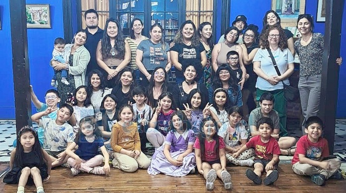 Niñas y niños del Club de Niños junto a sus familias.