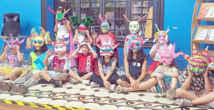 Muestra de las máscaras creadas por los integrantes del Club de Niños.