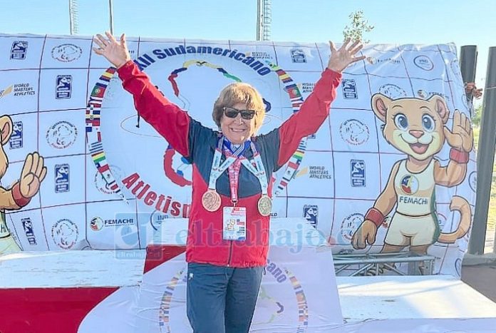 La atleta luciendo orgullosa las preseas ganadas en el Sudamericano de Atletismo Máster 2025.