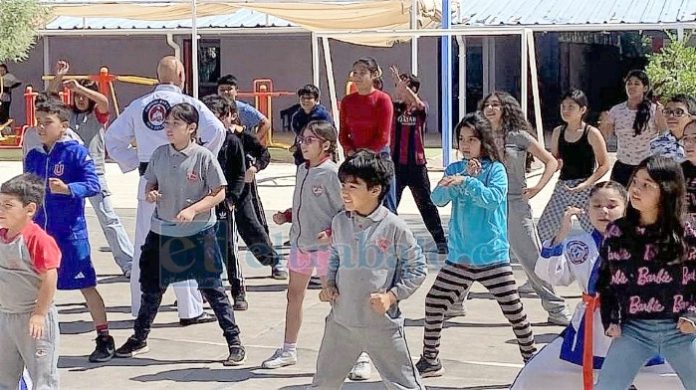 Los pequeños participaron con mucho entusiasmo en la actividad deportiva.