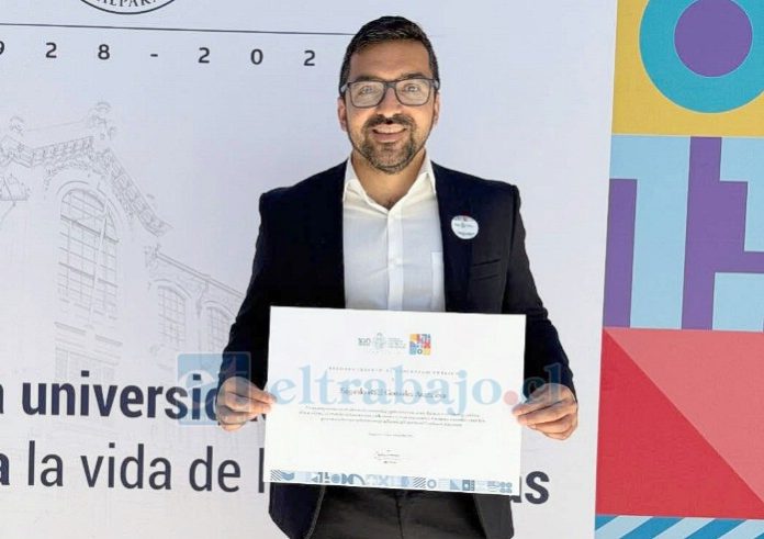 Alcalde Edgardo González Arancibia fue reconocido por la PUCV.