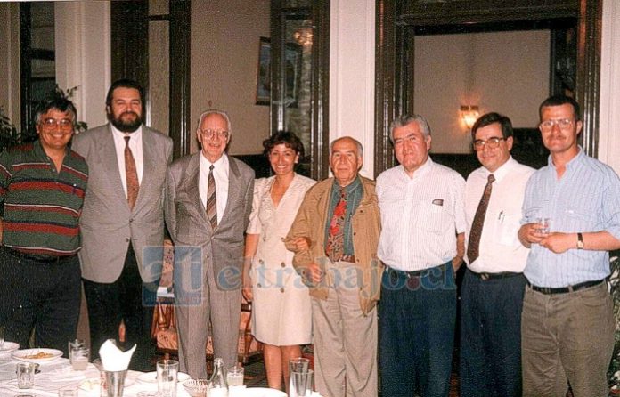 Año 1993. De izquierda a derecha: Julio Concha; Rolando Stevenson, director; el historiador Ricardo Krebs; Adela Cubillos, actual presidenta de la Sociedad; Benjamín Olivares, director; Jaime Lepe, director; Carlos Vivanco, director; y Patricio Ramírez, socio.