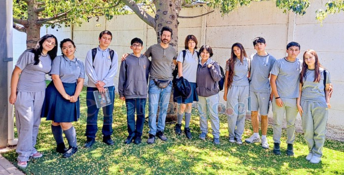 El escritor Nicolás Cruz Valdivieso junto a estudiantes del establecimiento, participantes del Taller Literario.