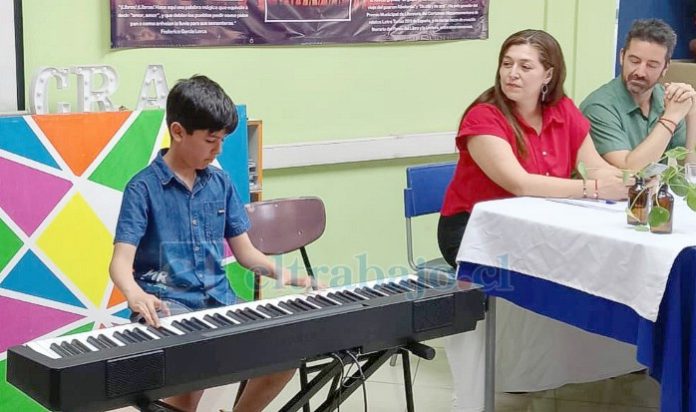 La ceremonia incluyó momentos artísticos con interpretaciones musicales de estudiantes y músicos invitados, que acompañaron el lanzamiento del libro y aportaron emotividad al encuentro.