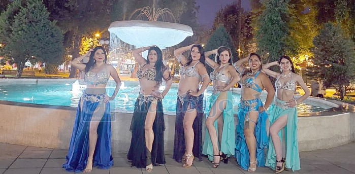 Un total de seis alumnas de la Academia de Danzas Árabes Samar de San Felipe participó de la intervención artística registrada en la Plaza de Armas.