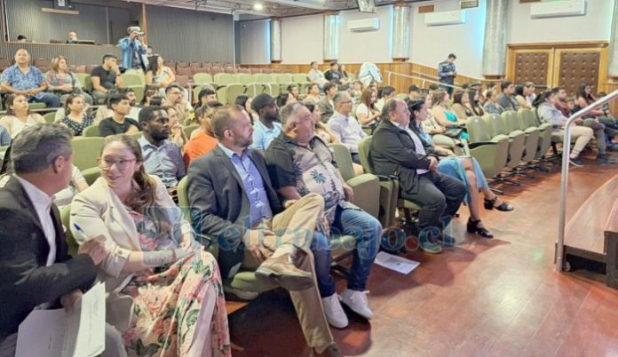 Un total de 61 familias de la Provincia de San Felipe recibieron el subsidio en el Teatro Municipal de San Felipe.