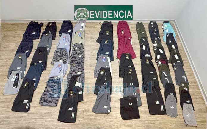 Esta es la indumentaria falsificada incautada desde la feria navideña.