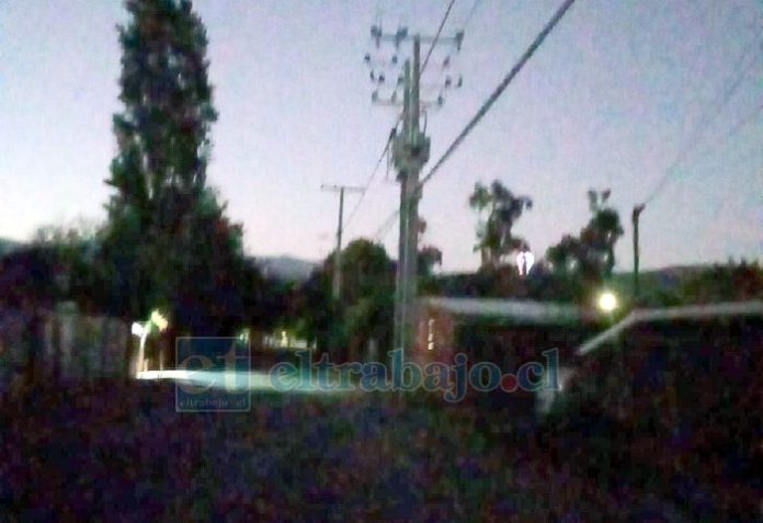 Vecino de la calle principal de La Troya denuncia problemas en luminarias.