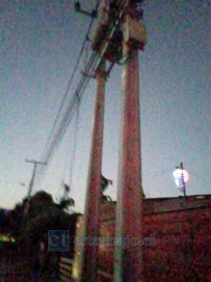 De acuerdo con el residente, la falta de iluminación afecta a al menos tres o cuatro postes del sector, a lo que se suma, según indicó, la ausencia de fiscalización en el lugar.