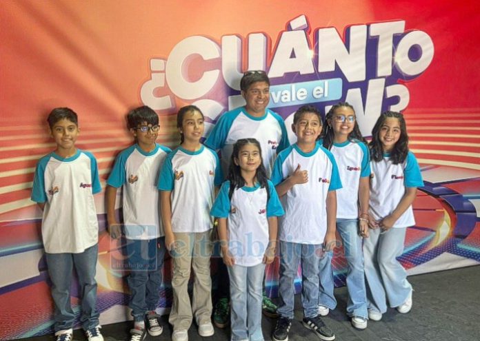 Niños y niñas de la Academia de Música Brutin, junto a su profesor Esteban González Herrera, se presentaron en el programa ‘Cuánto Vale el Show’ de Chilevisión.