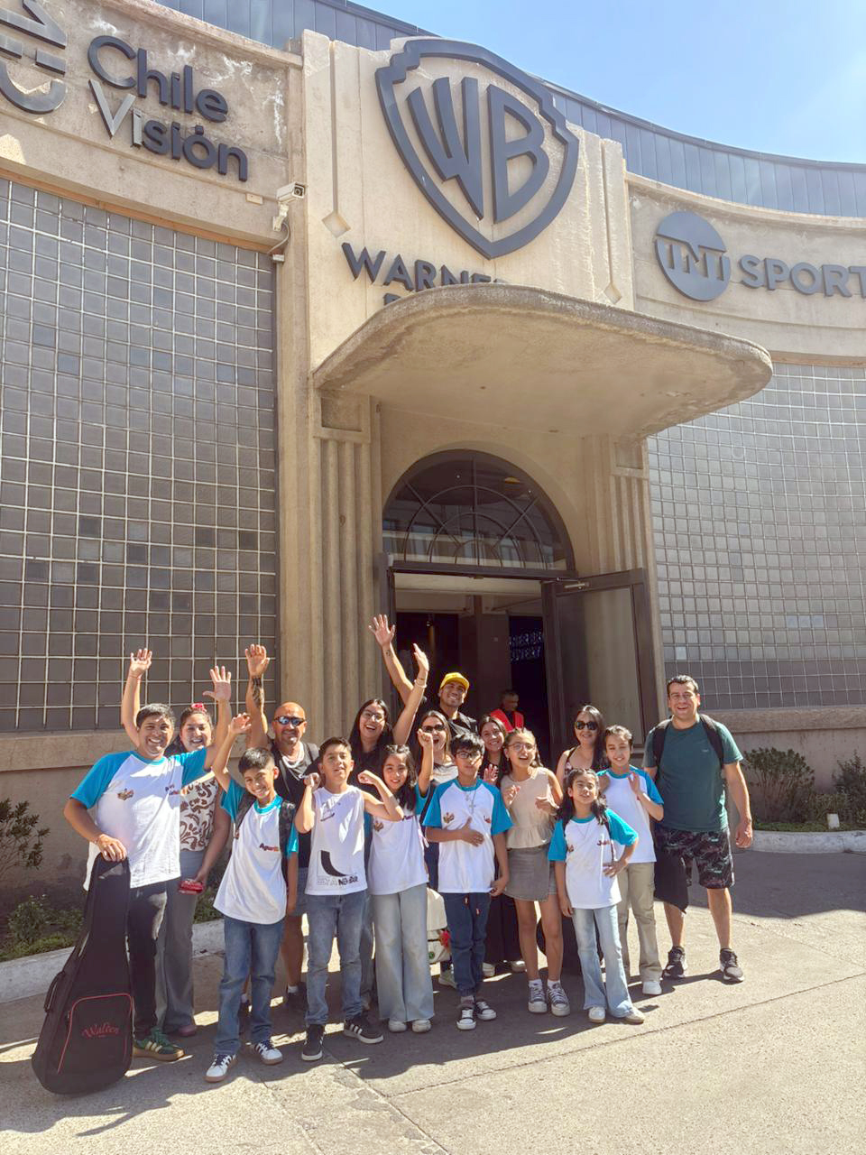 Los niños y niñas vivieron su primera experiencia en televisión nacional, representando a Santa María y San Felipe.