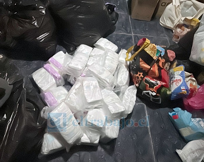 Las voluntarias se dividen entre San Felipe y Los Andes, habilitando dos puntos de acopio para facilitar la colaboración de la comunidad y lograr llenar el camión que trasladará la ayuda durante esta semana.