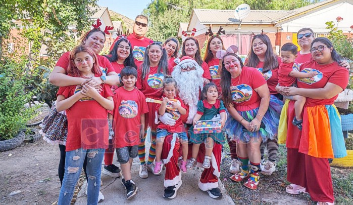 Integrantes de Clown Risas Aconcagua recorrieron hospitales del Valle de Aconcagua durante la campaña navideña, llevando alegría y contención a niños hospitalizados.