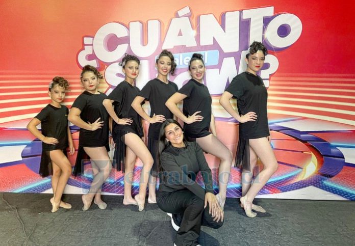 Las alumnas Piera Figueroa, Emma Espinoza, Julianna Delgado, Isabel Salvador, Enara Machuca y Mayte Saavedra, junto a su profesora Gabriela Lazcano Tapia, tras su destacada participación en el espacio televisivo emitido el 22 de enero.