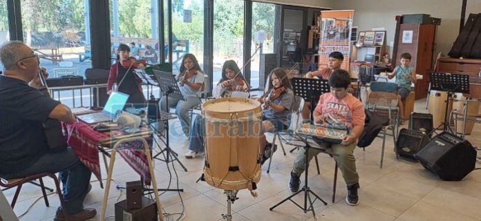 Estudiantes de la Escuela de Música de Putaendo durante uno de los ensayos realizados en el marco de la Escuela de Verano 2026, proceso formativo que culminará con una gala abierta a la comunidad.